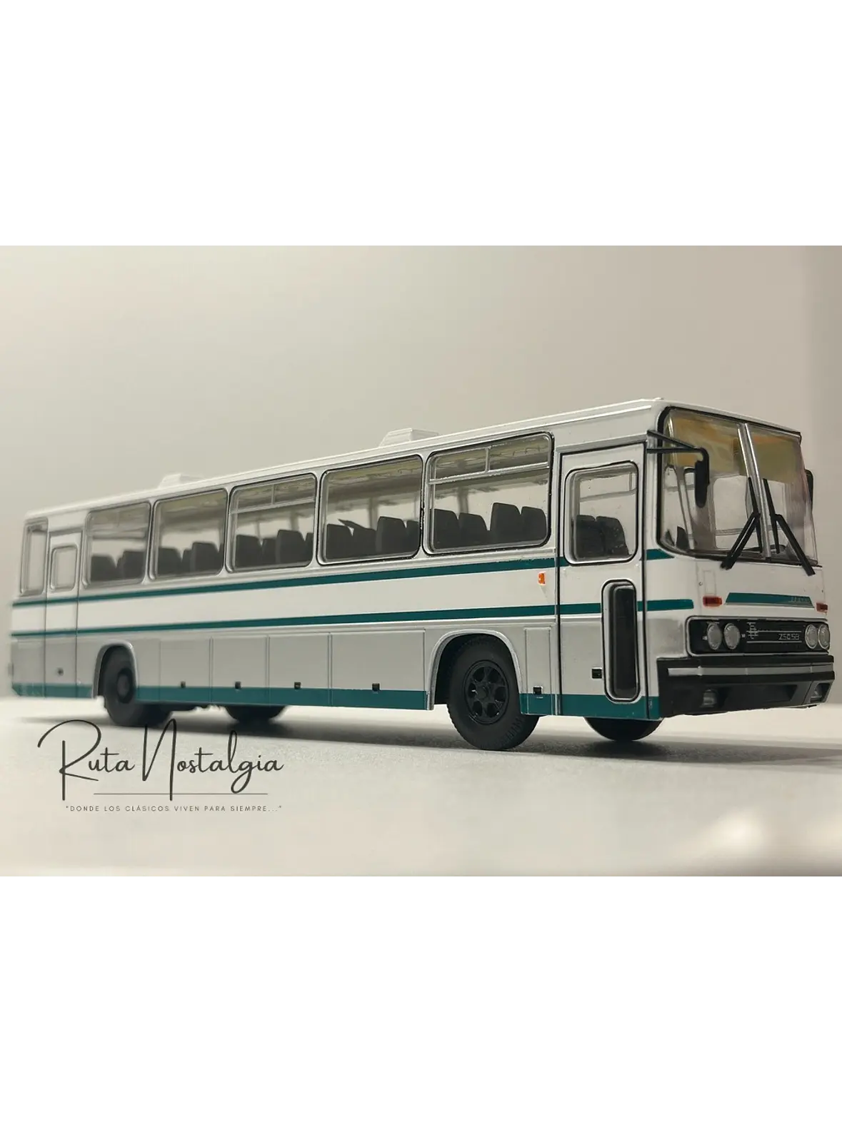 Bus Ikarus 250.59 Premium ClassiXXs 1:43 blanco/verde – Bus interurbano húngaro clásico de colección  1
