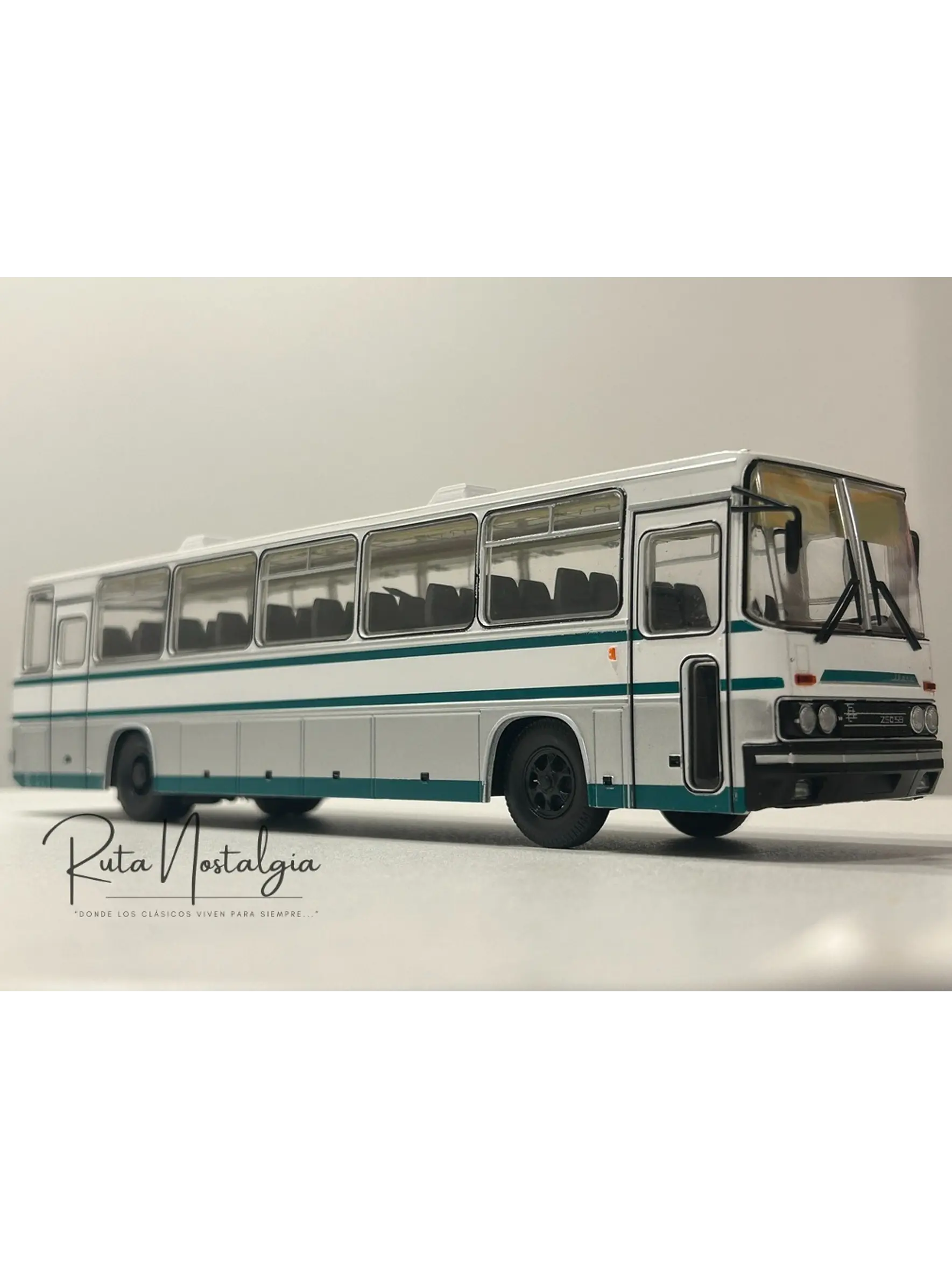 Bus Ikarus 250.59 Premium ClassiXXs 1:43 blanco/verde – Bus interurbano húngaro clásico de colección  1