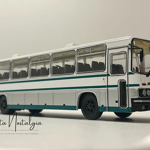 Bus Ikarus 250.59 Premium ClassiXXs 1:43 blanco/verde – Bus interurbano húngaro clásico de colección 
