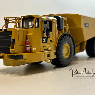 Camión Dumper Subterráneo CAT AD60 | Diecast Masters - Escala 1:50 – Equipo minería subterránea bajo perfil 