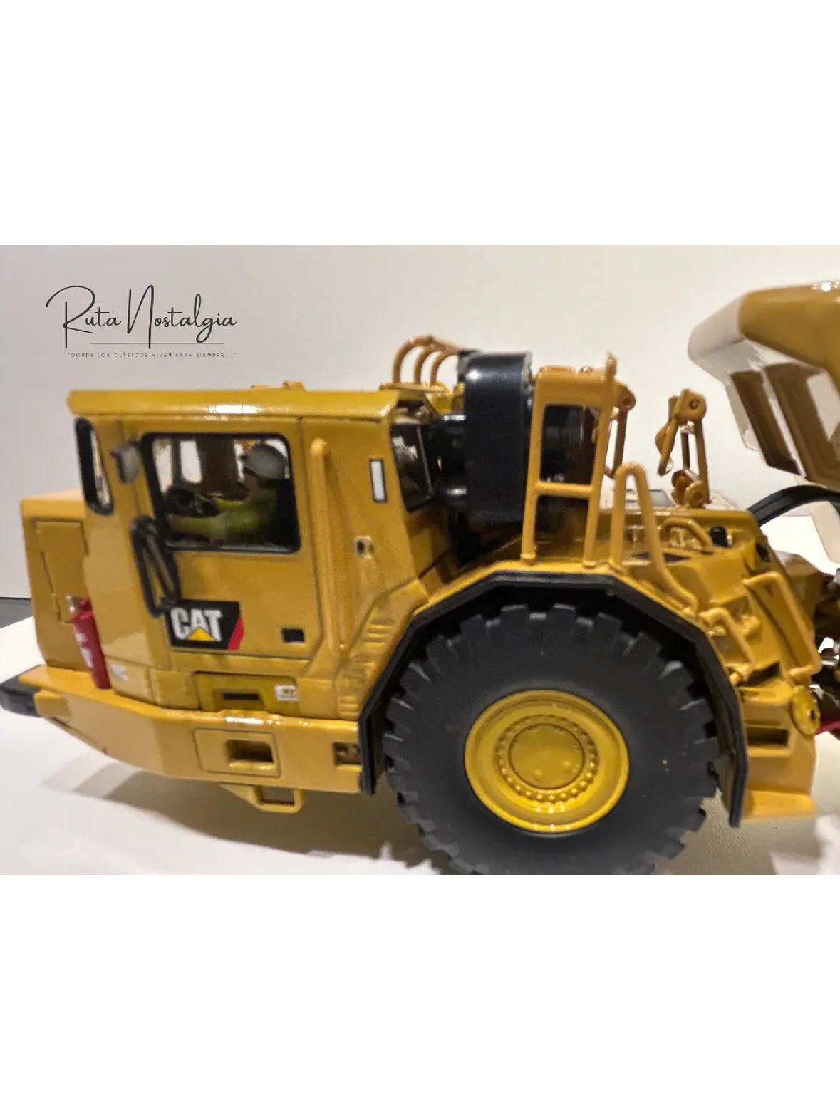 Camión Dumper Subterráneo CAT AD60 | Diecast Masters - Escala 1:50 – Equipo minería subterránea bajo perfil  3