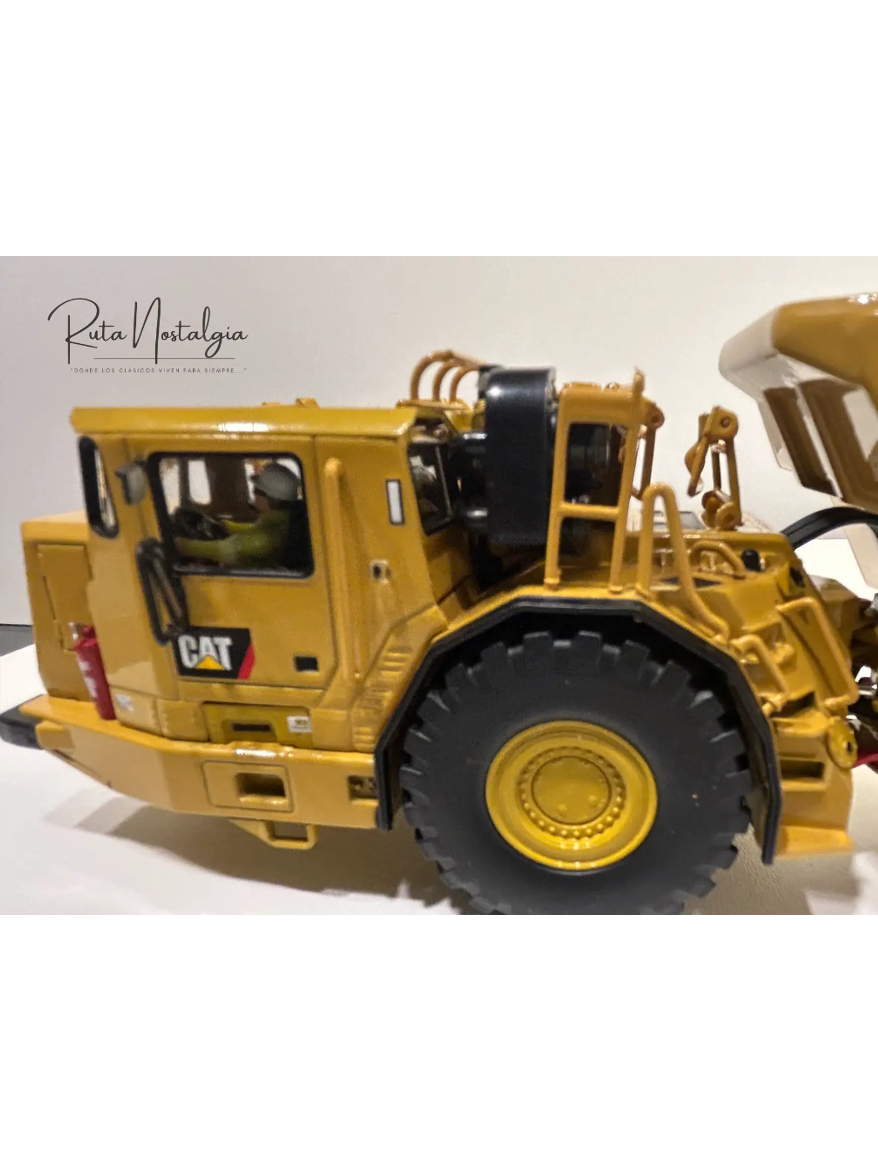 Camión Dumper Subterráneo CAT AD60 | Diecast Masters - Escala 1:50 – Equipo minería subterránea bajo perfil  3