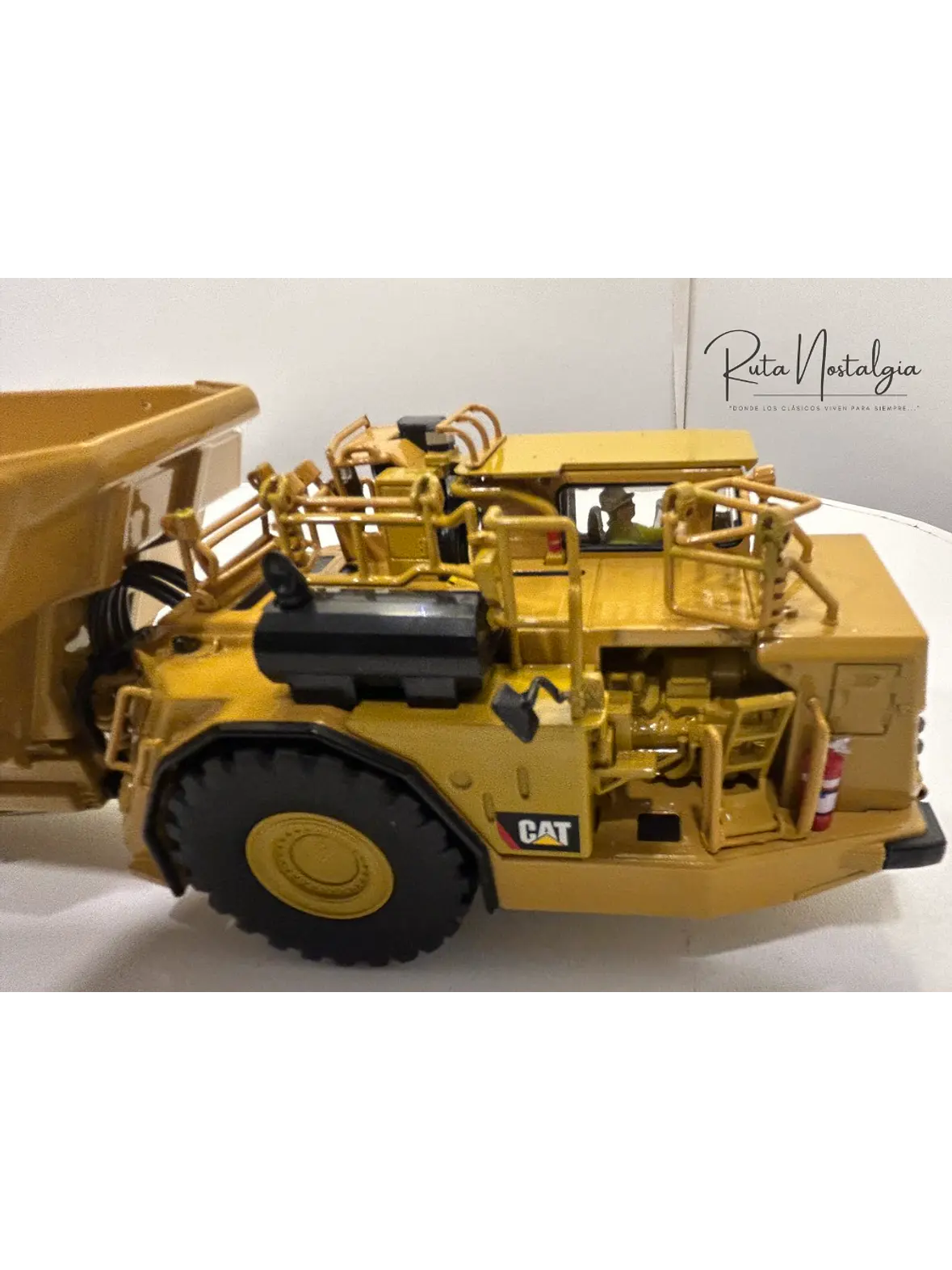 Camión Dumper Subterráneo CAT AD60 | Diecast Masters - Escala 1:50 – Equipo minería subterránea bajo perfil  6