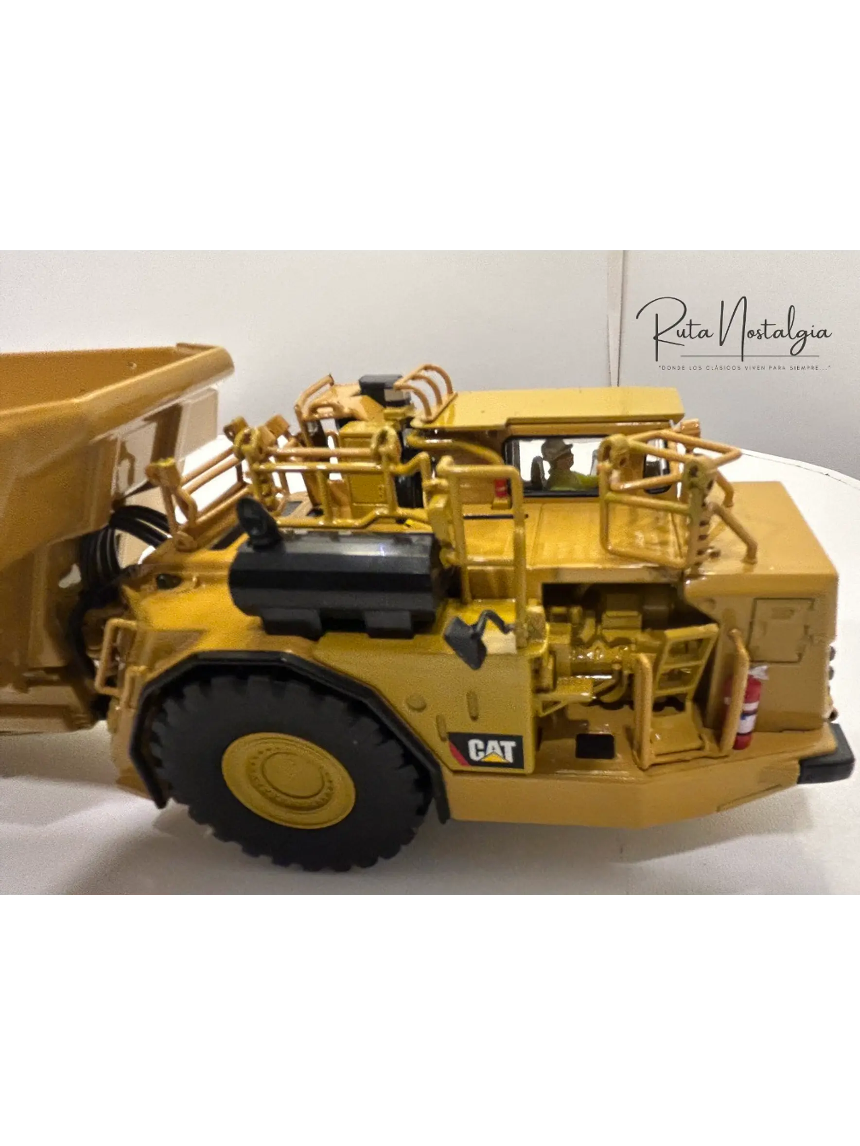 Camión Dumper Subterráneo CAT AD60 | Diecast Masters - Escala 1:50 – Equipo minería subterránea bajo perfil  6