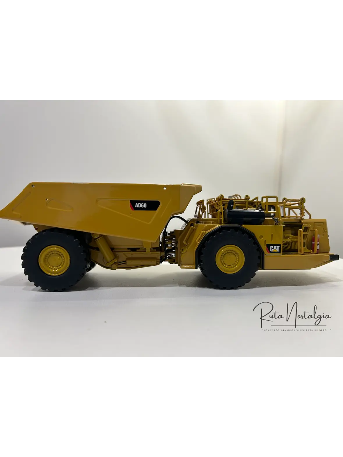 Camión Dumper Subterráneo CAT AD60 | Diecast Masters - Escala 1:50 – Equipo minería subterránea bajo perfil  7