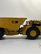Camión Dumper Subterráneo CAT AD60 | Diecast Masters - Escala 1:50 – Equipo minería subterránea bajo perfil  - Miniatura 7