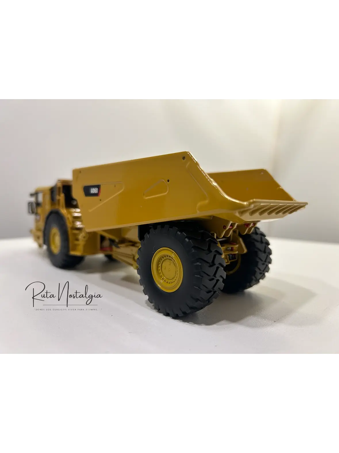 Camión Dumper Subterráneo CAT AD60 | Diecast Masters - Escala 1:50 – Equipo minería subterránea bajo perfil  9