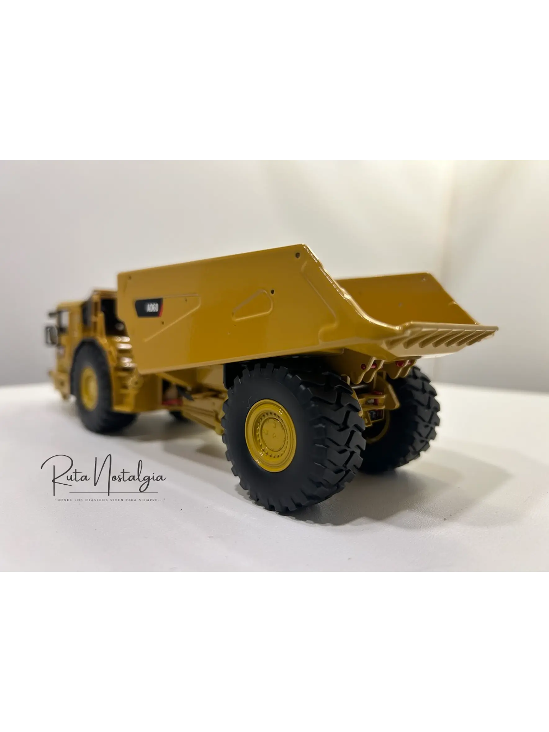 Camión Dumper Subterráneo CAT AD60 | Diecast Masters - Escala 1:50 – Equipo minería subterránea bajo perfil  9
