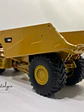 Camión Dumper Subterráneo CAT AD60 | Diecast Masters - Escala 1:50 – Equipo minería subterránea bajo perfil  - Miniatura 9