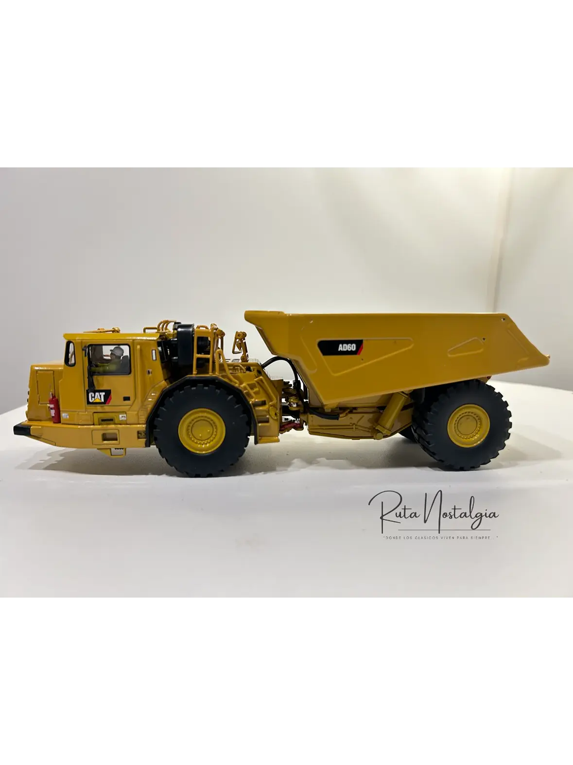 Camión Dumper Subterráneo CAT AD60 | Diecast Masters - Escala 1:50 – Equipo minería subterránea bajo perfil  10