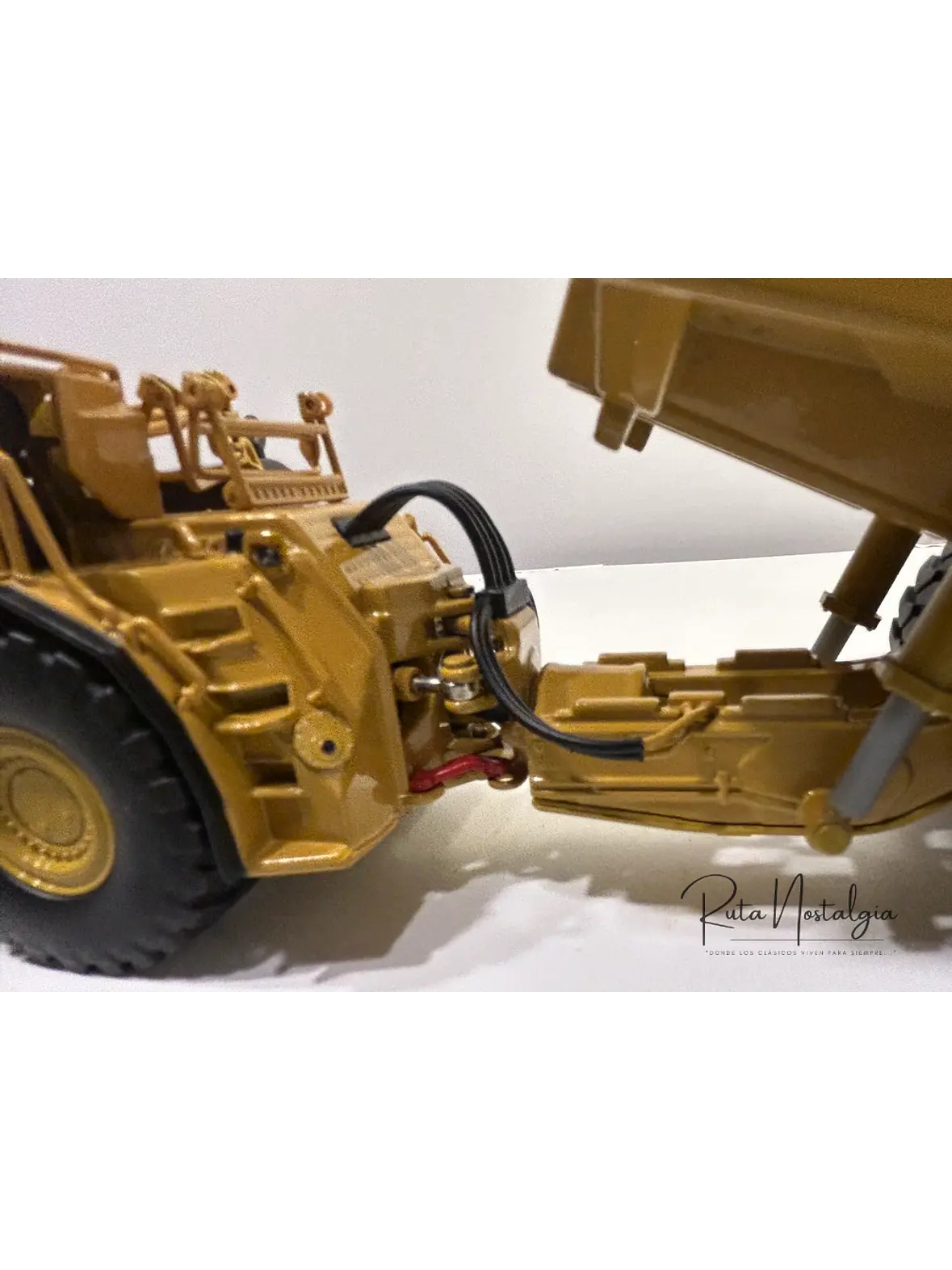 Camión Dumper Subterráneo CAT AD60 | Diecast Masters - Escala 1:50 – Equipo minería subterránea bajo perfil  11