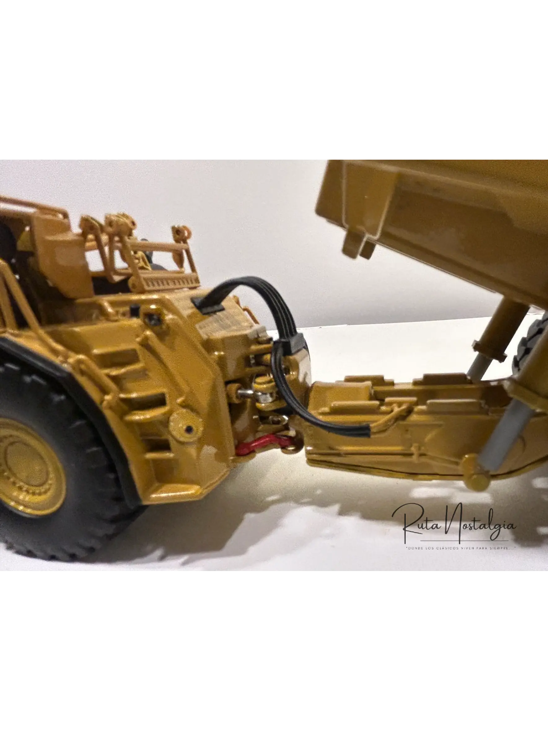 Camión Dumper Subterráneo CAT AD60 | Diecast Masters - Escala 1:50 – Equipo minería subterránea bajo perfil  11