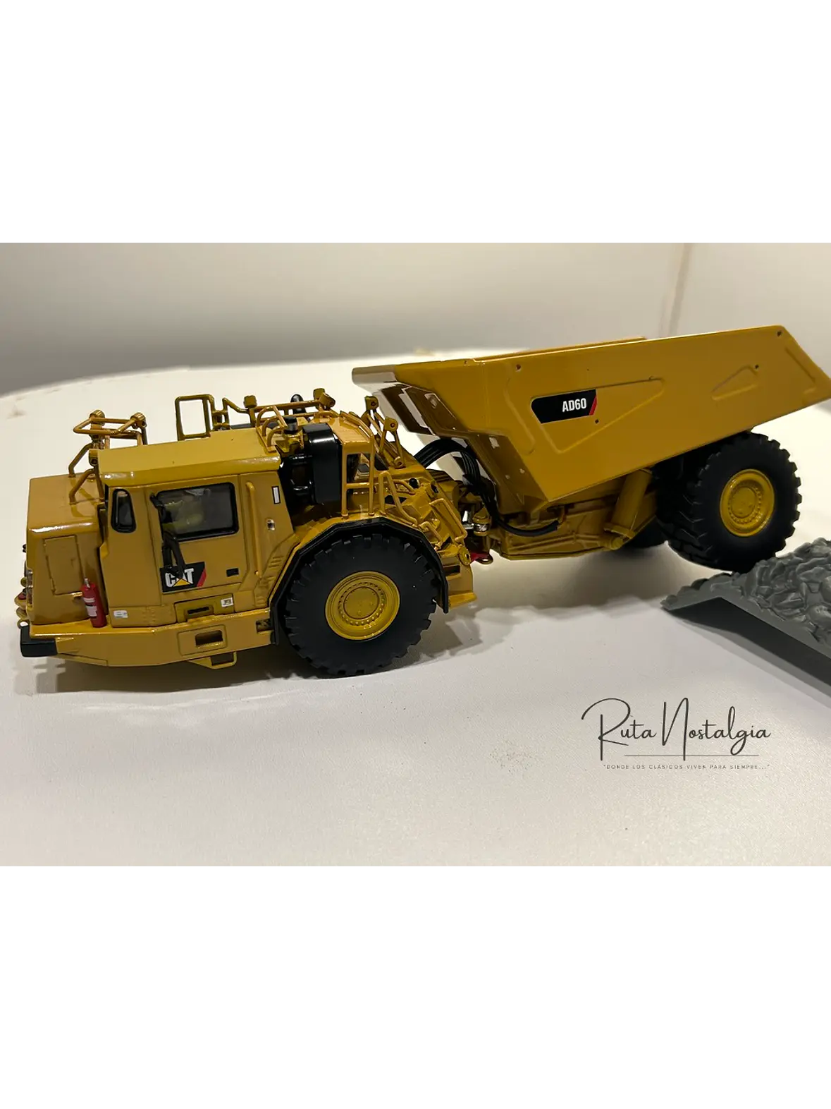 Camión Dumper Subterráneo CAT AD60 | Diecast Masters - Escala 1:50 – Equipo minería subterránea bajo perfil  12