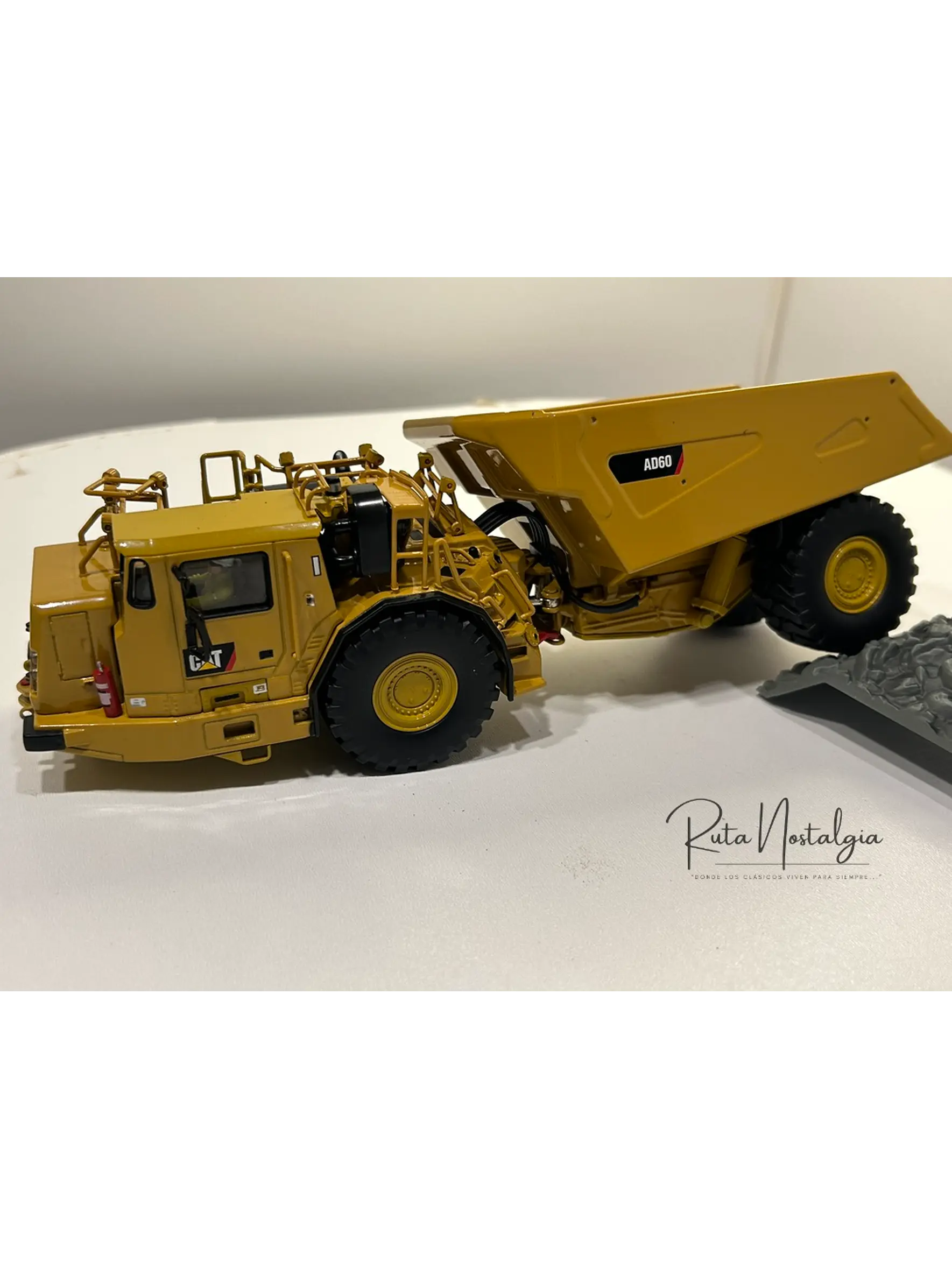 Camión Dumper Subterráneo CAT AD60 | Diecast Masters - Escala 1:50 – Equipo minería subterránea bajo perfil  12