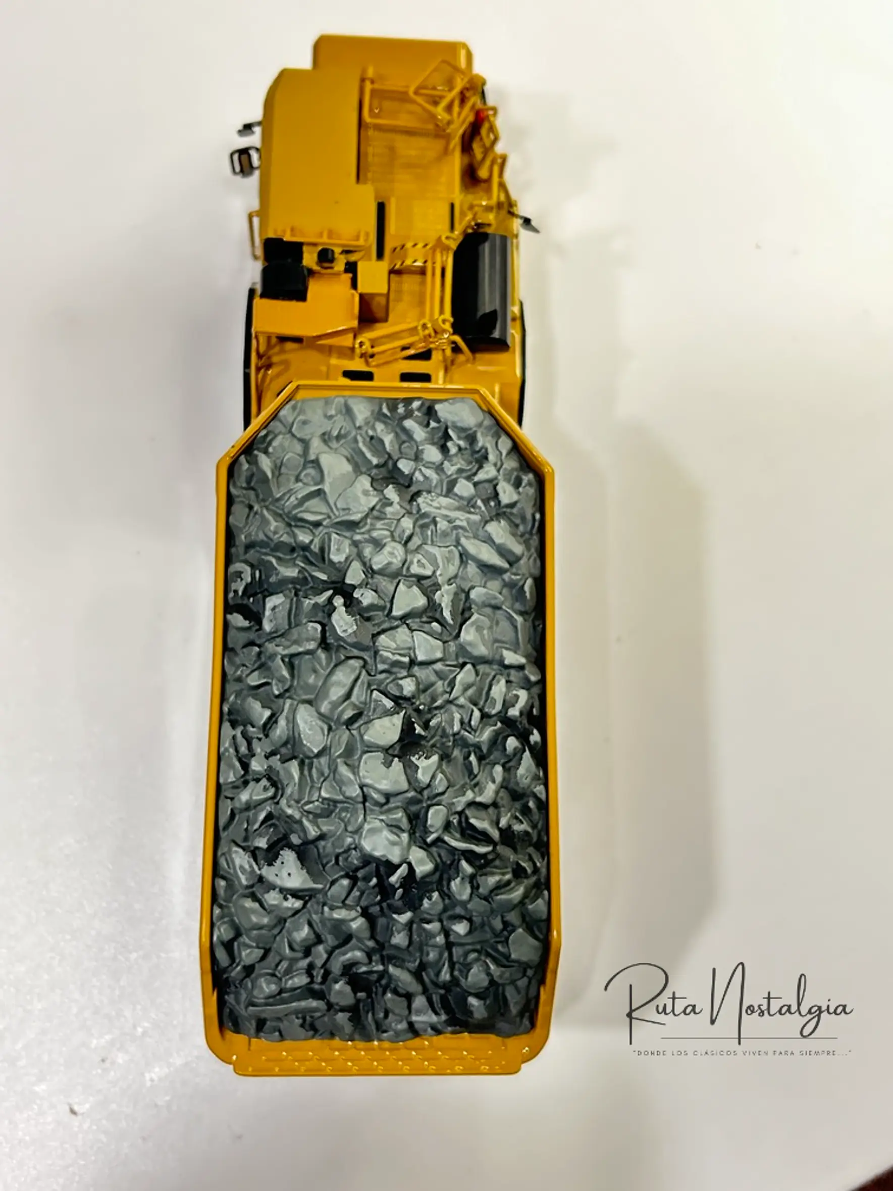 Camión Dumper Subterráneo CAT AD60 | Diecast Masters - Escala 1:50 – Equipo minería subterránea bajo perfil  14