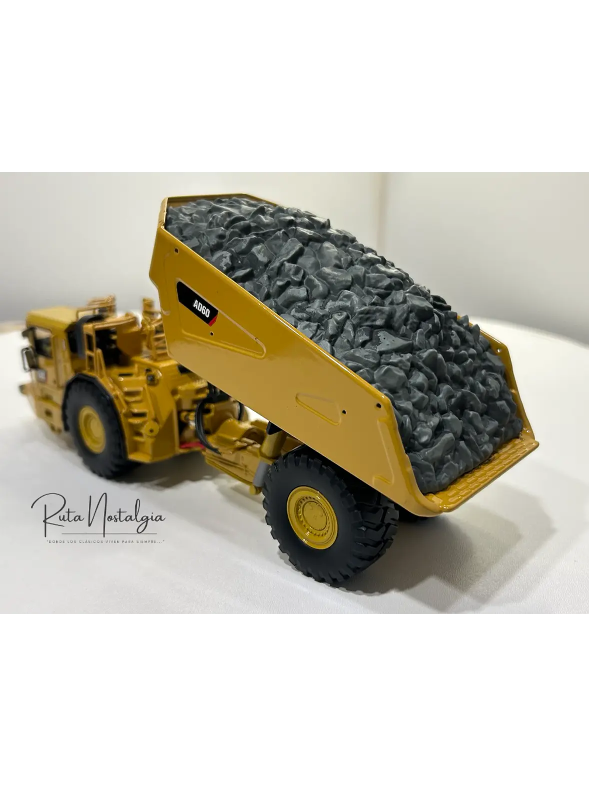 Camión Dumper Subterráneo CAT AD60 | Diecast Masters - Escala 1:50 – Equipo minería subterránea bajo perfil  13