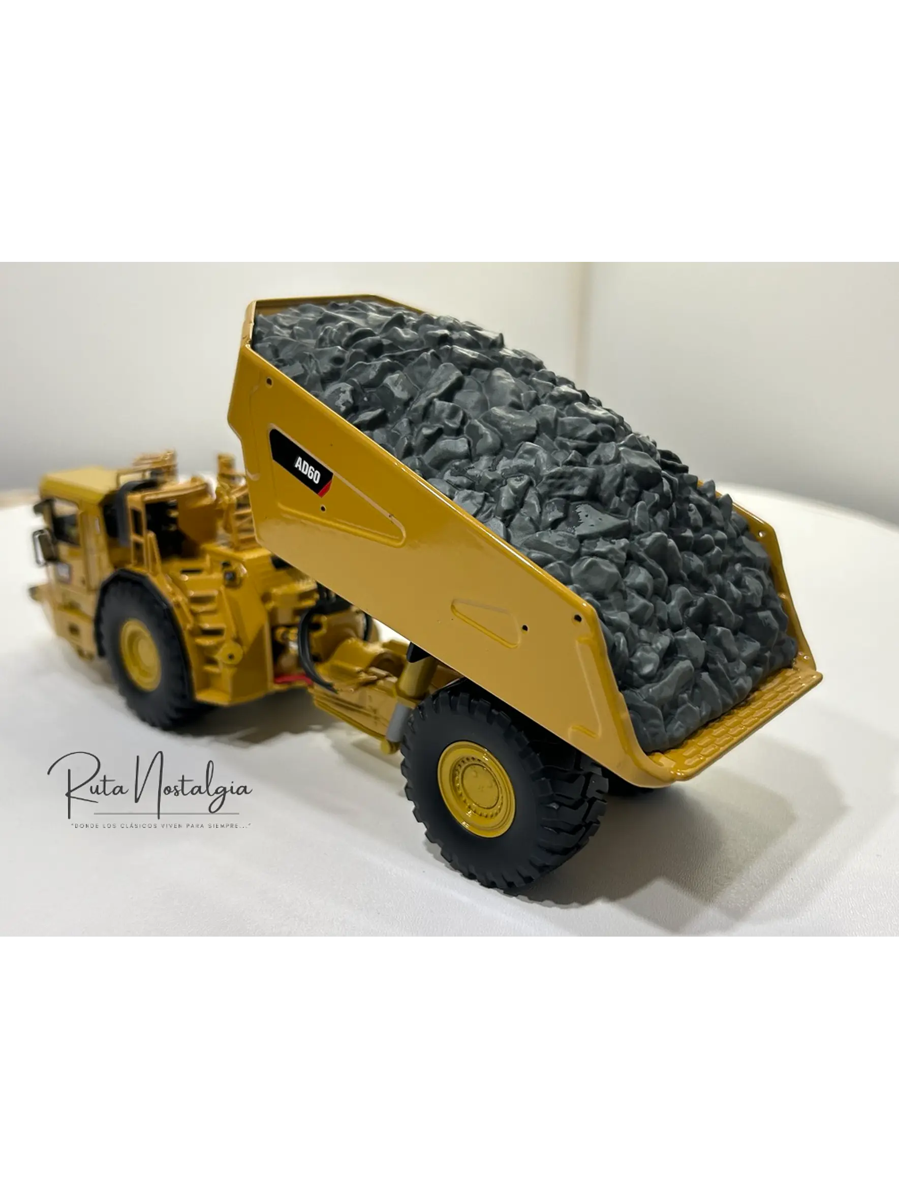 Camión Dumper Subterráneo CAT AD60 | Diecast Masters - Escala 1:50 – Equipo minería subterránea bajo perfil  13