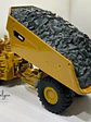 Camión Dumper Subterráneo CAT AD60 | Diecast Masters - Escala 1:50 – Equipo minería subterránea bajo perfil  - Miniatura 13