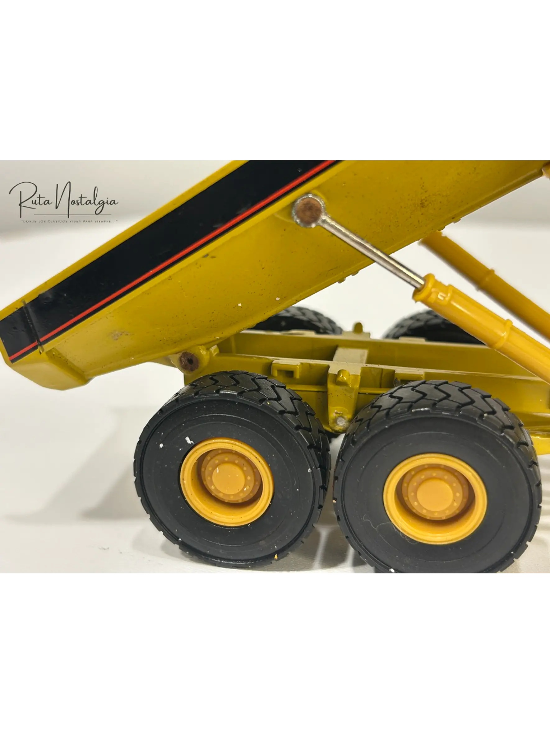 Camión Dumper Articulado CAT 725 – Norscot Escala 1:50 | Modelo a escala de maquinaria minera metálico 9