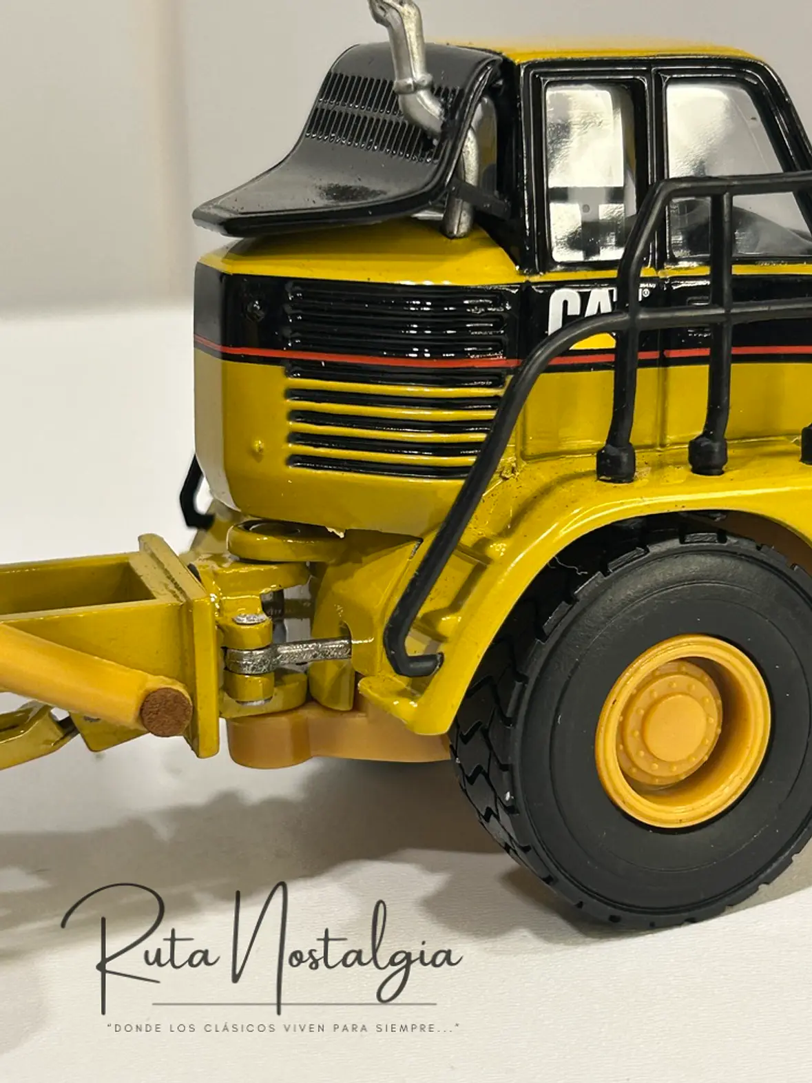 Camión Dumper Articulado CAT 725 – Norscot Escala 1:50 | Modelo a escala de maquinaria minera metálico 11