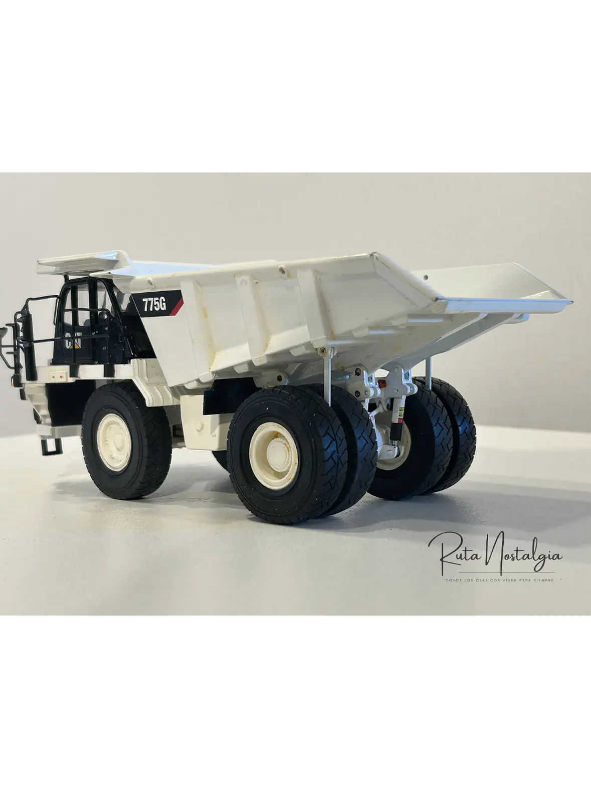 Camión Dumper - Highway truck CAT 775G | Norscot Edición Especial - 1:50 – Camión Minero a Escala Coleccionable (Sin caja original) 6