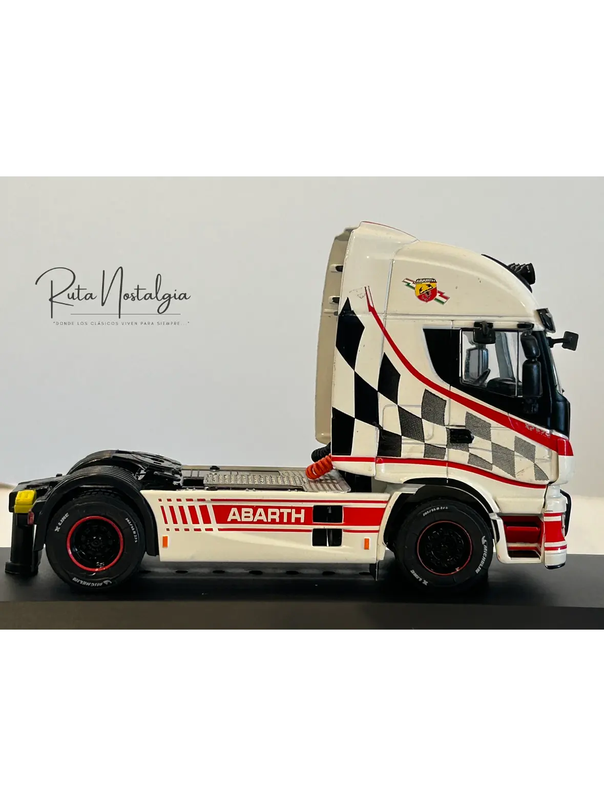 Iveco Stralis Hi-Way 2016 Abarth 1:43 Hachette – Camión tuning europeo de colección  4