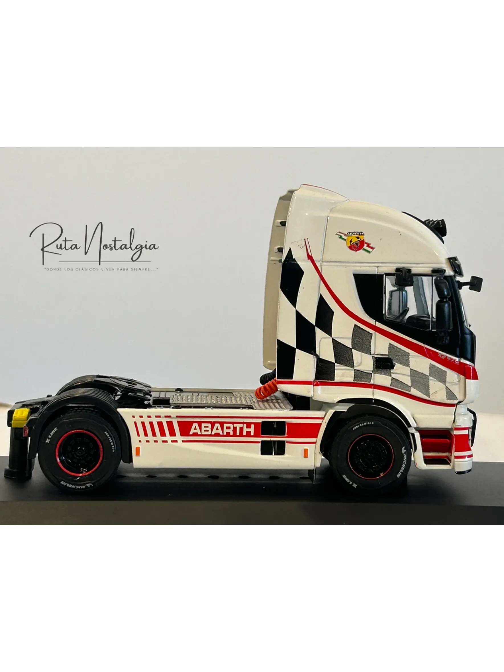 Iveco Stralis Hi-Way 2016 Abarth 1:43 Hachette – Camión tuning europeo de colección  4