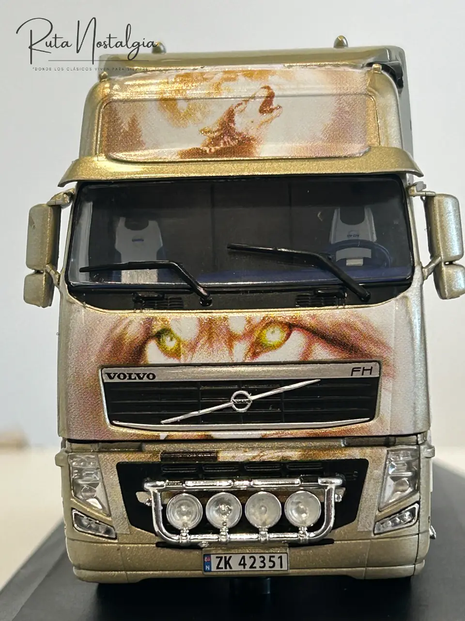 Camión Volvo FH16 “Moon Howler” (2003) | IXO 1:43 2
