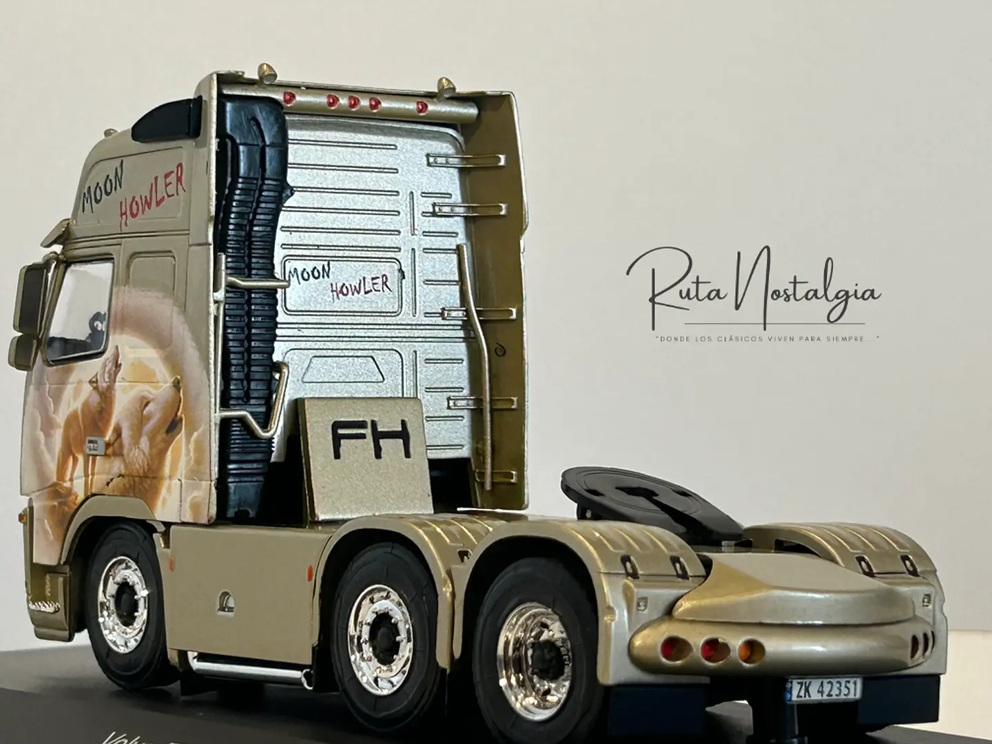 Camión Volvo FH16 “Moon Howler” (2003) | IXO 1:43 5
