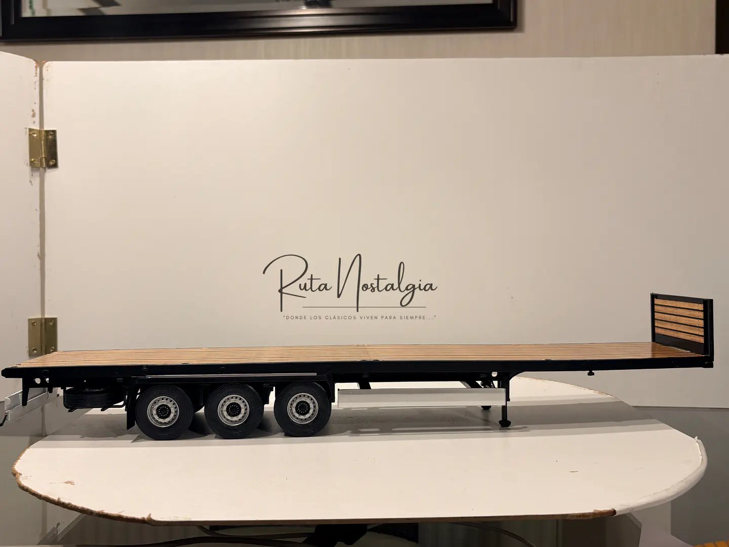 Camión Rampla Plataforma Plana (Flatbed) | Sólido 1:24 4