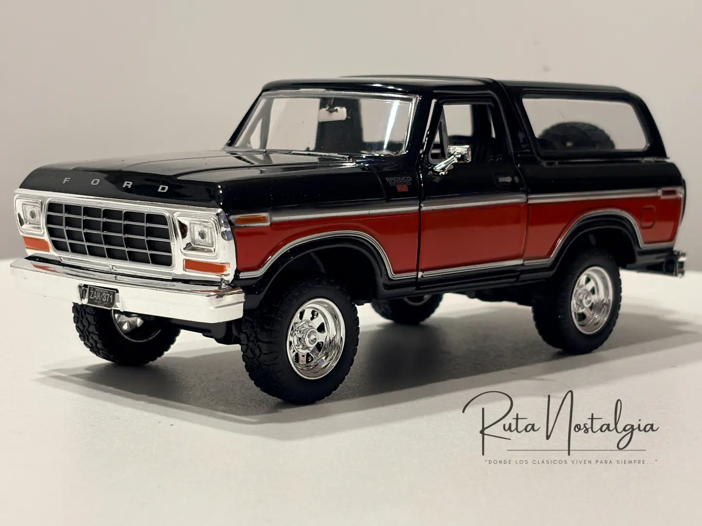 Ford Bronco Ranger XLT 1978 Motormax 1:24 Negro/Rojo | 4x4 Clásico Americano de Colección en Chile 1