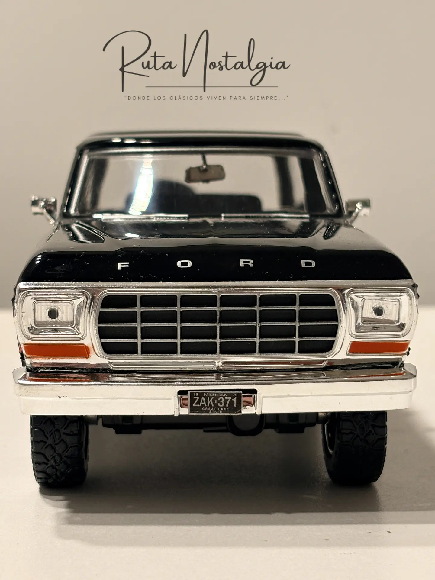 Ford Bronco Ranger XLT 1978 Motormax 1:24 Negro/Rojo | 4x4 Clásico Americano de Colección en Chile 2