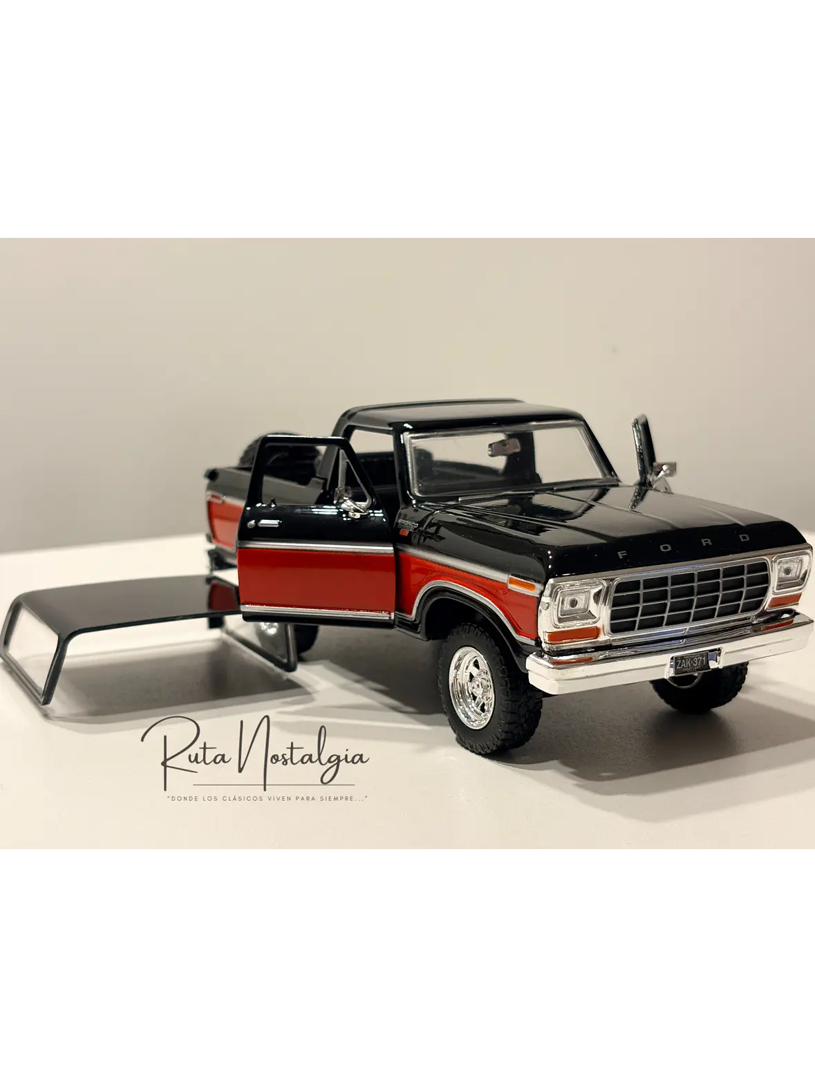 Ford Bronco Ranger XLT 1978 Motormax 1:24 Negro/Rojo | 4x4 Clásico Americano de Colección en Chile 3