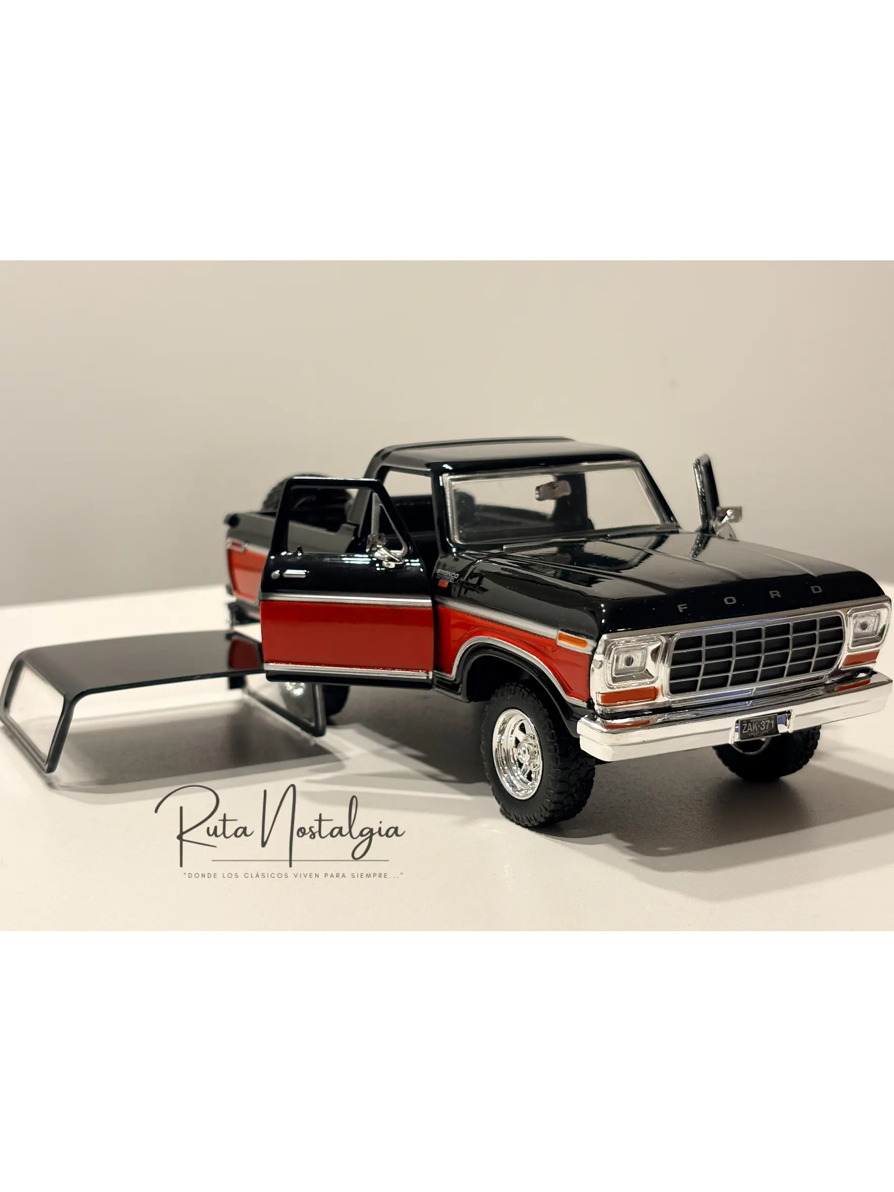 Ford Bronco Ranger XLT 1978 Motormax 1:24 Negro/Rojo | 4x4 Clásico Americano de Colección en Chile 3