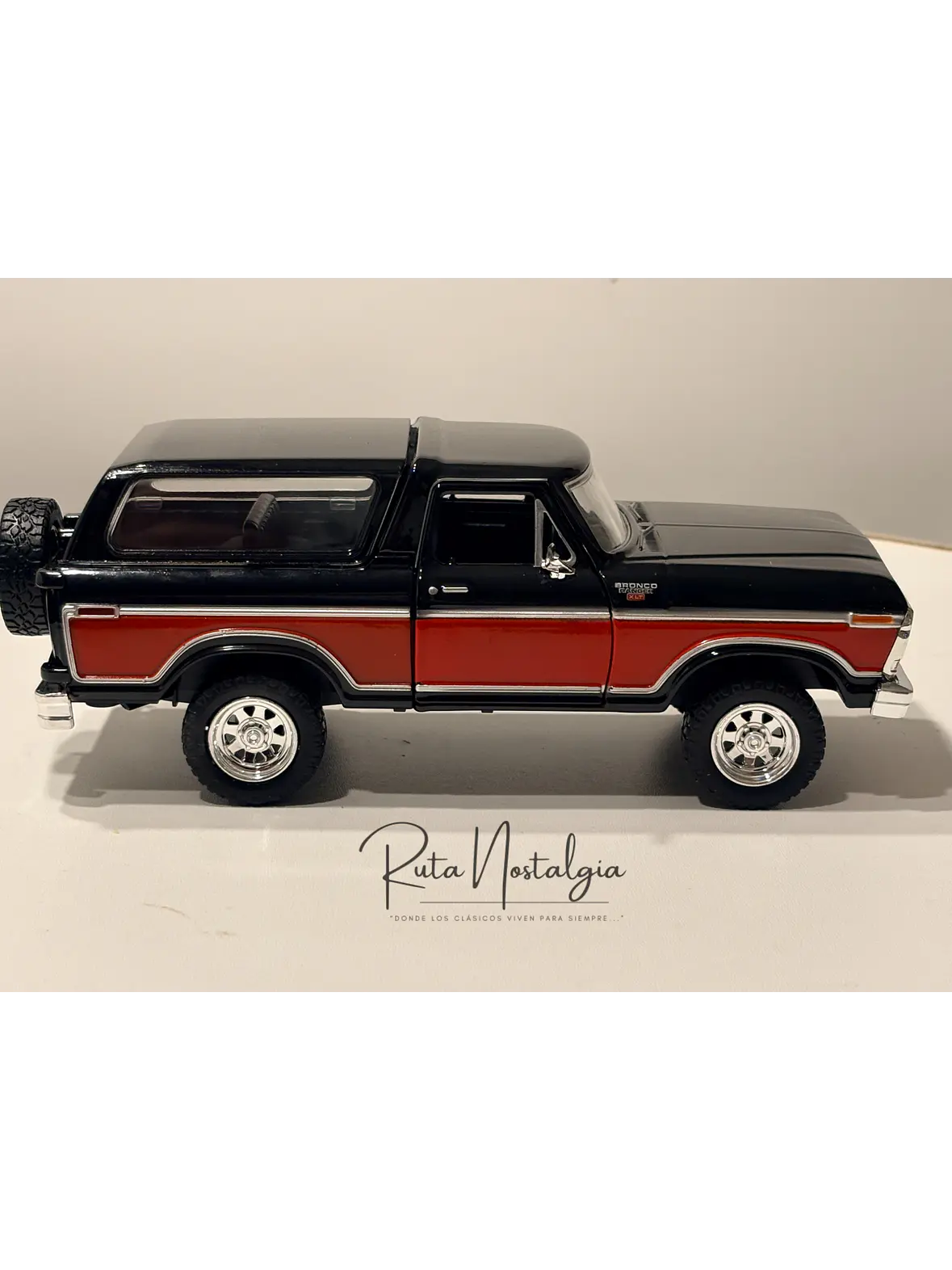 Ford Bronco Ranger XLT 1978 Motormax 1:24 Negro/Rojo | 4x4 Clásico Americano de Colección en Chile 4