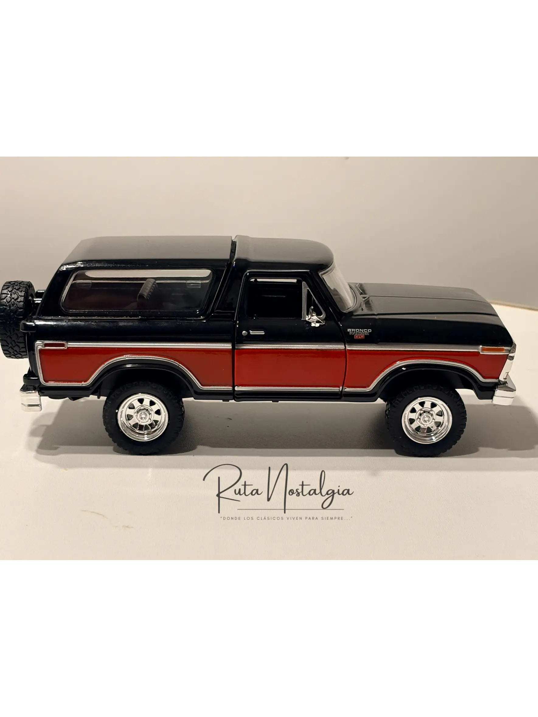 Ford Bronco Ranger XLT 1978 Motormax 1:24 Negro/Rojo | 4x4 Clásico Americano de Colección en Chile 4
