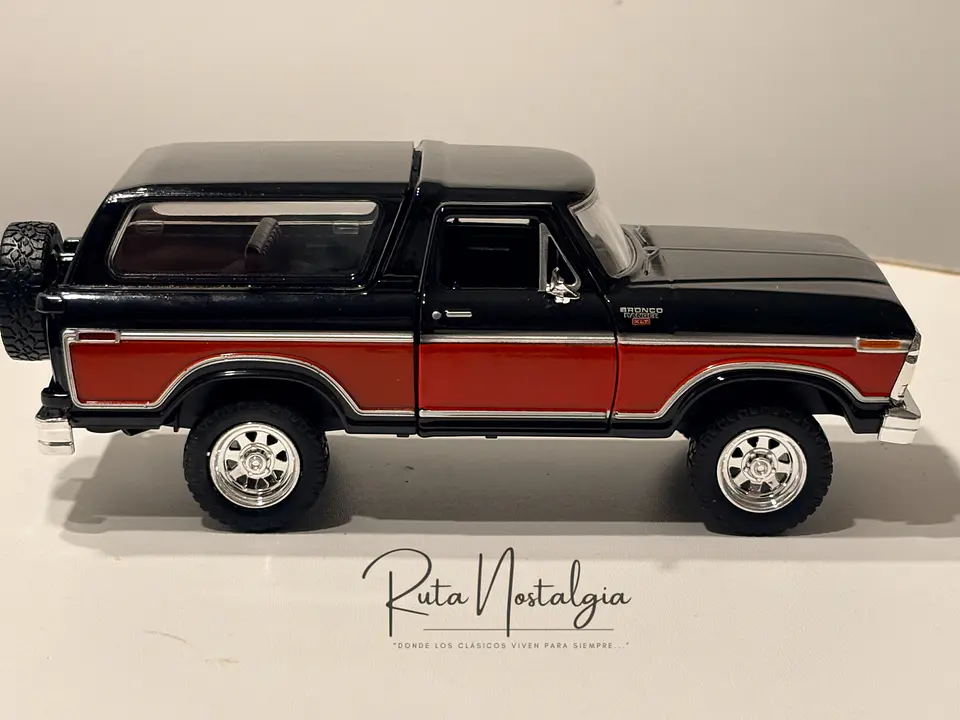 Ford Bronco Ranger XLT 1978 Motormax 1:24 Negro/Rojo | 4x4 Clásico Americano de Colección en Chile 4