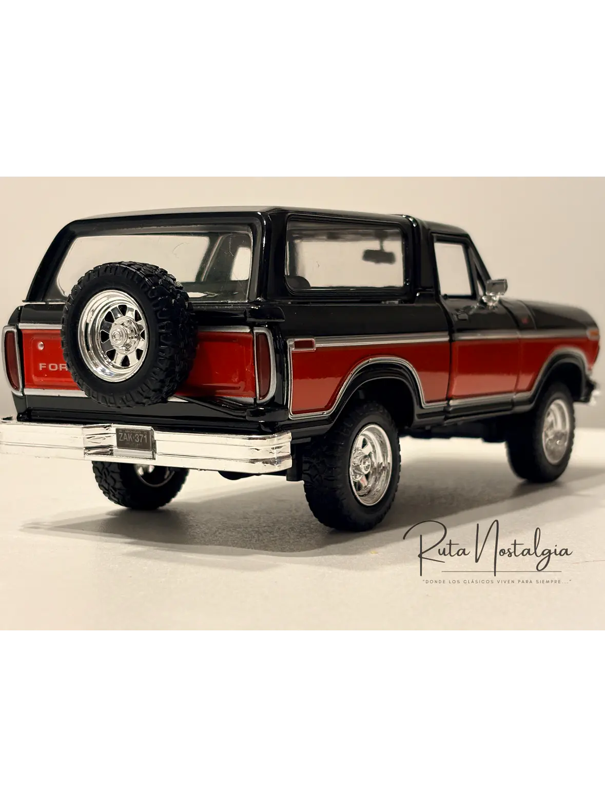 Ford Bronco Ranger XLT 1978 Motormax 1:24 Negro/Rojo | 4x4 Clásico Americano de Colección en Chile 5