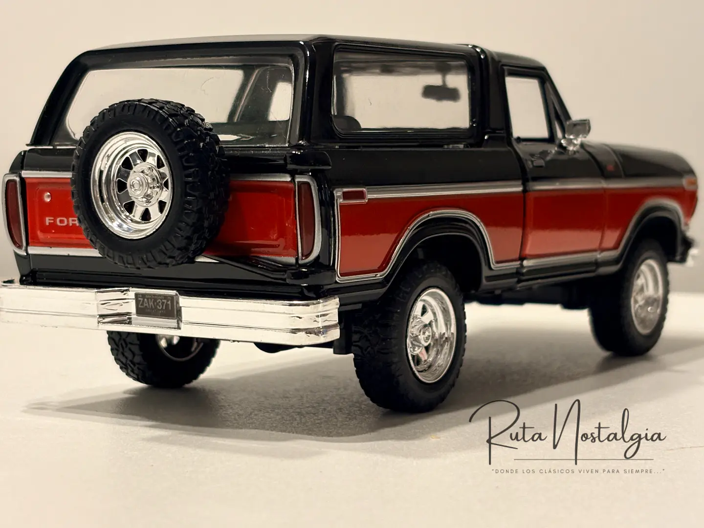 Ford Bronco Ranger XLT 1978 Motormax 1:24 Negro/Rojo | 4x4 Clásico Americano de Colección en Chile 5
