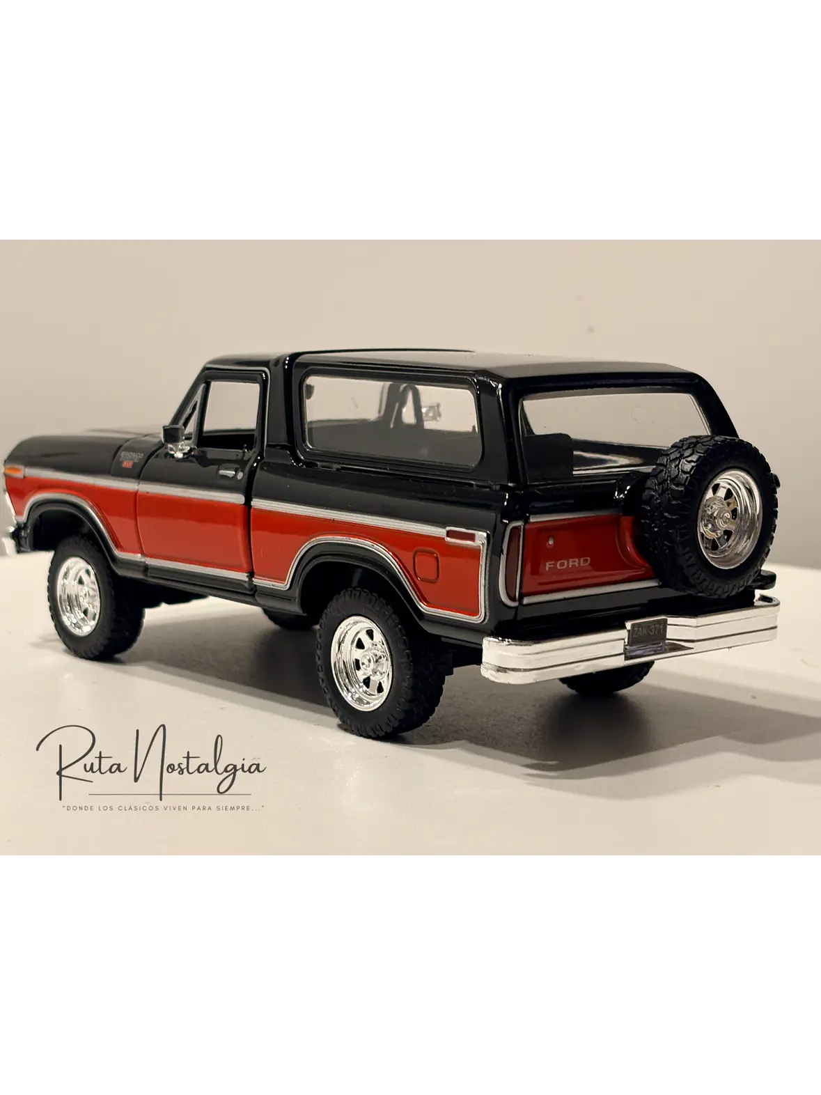 Ford Bronco Ranger XLT 1978 Motormax 1:24 Negro/Rojo | 4x4 Clásico Americano de Colección en Chile 6