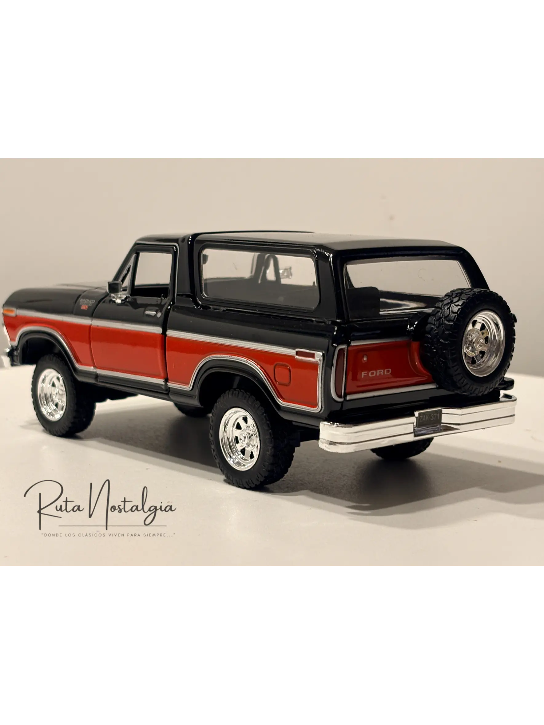 Ford Bronco Ranger XLT 1978 Motormax 1:24 Negro/Rojo | 4x4 Clásico Americano de Colección en Chile 6