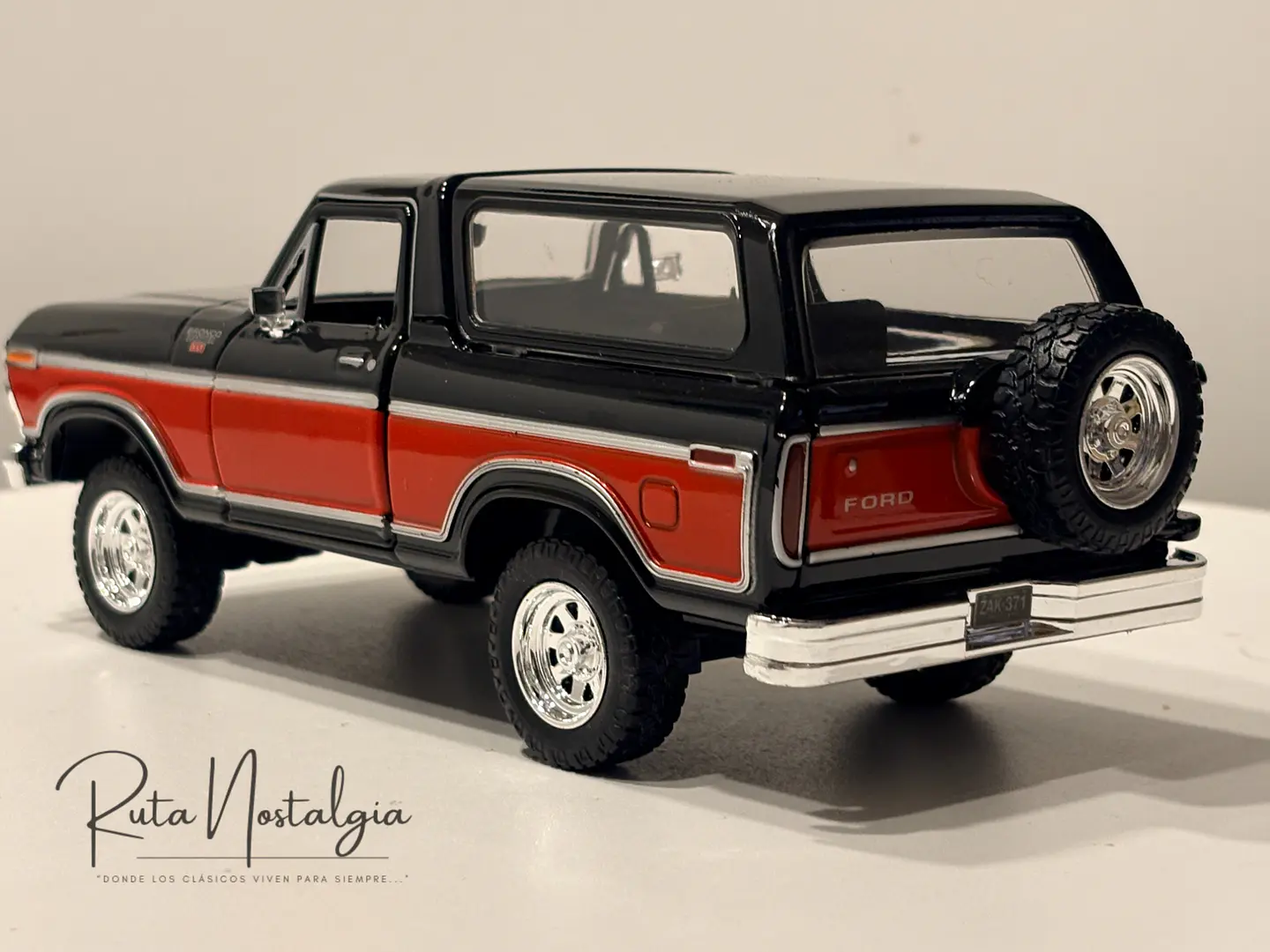 Ford Bronco Ranger XLT 1978 Motormax 1:24 Negro/Rojo | 4x4 Clásico Americano de Colección en Chile 6