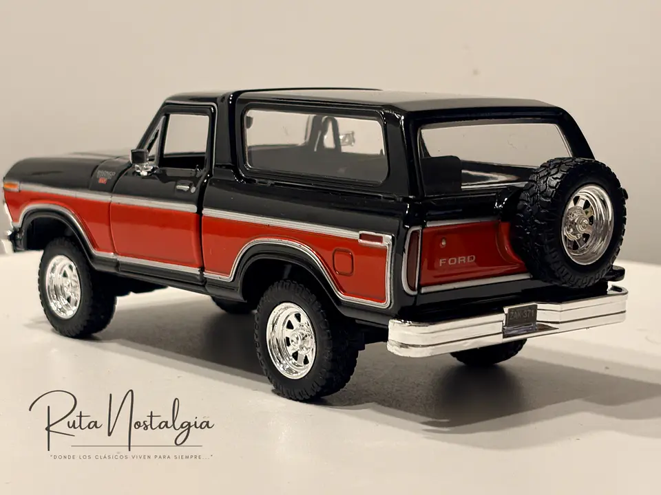 Ford Bronco Ranger XLT 1978 Motormax 1:24 Negro/Rojo | 4x4 Clásico Americano de Colección en Chile 6