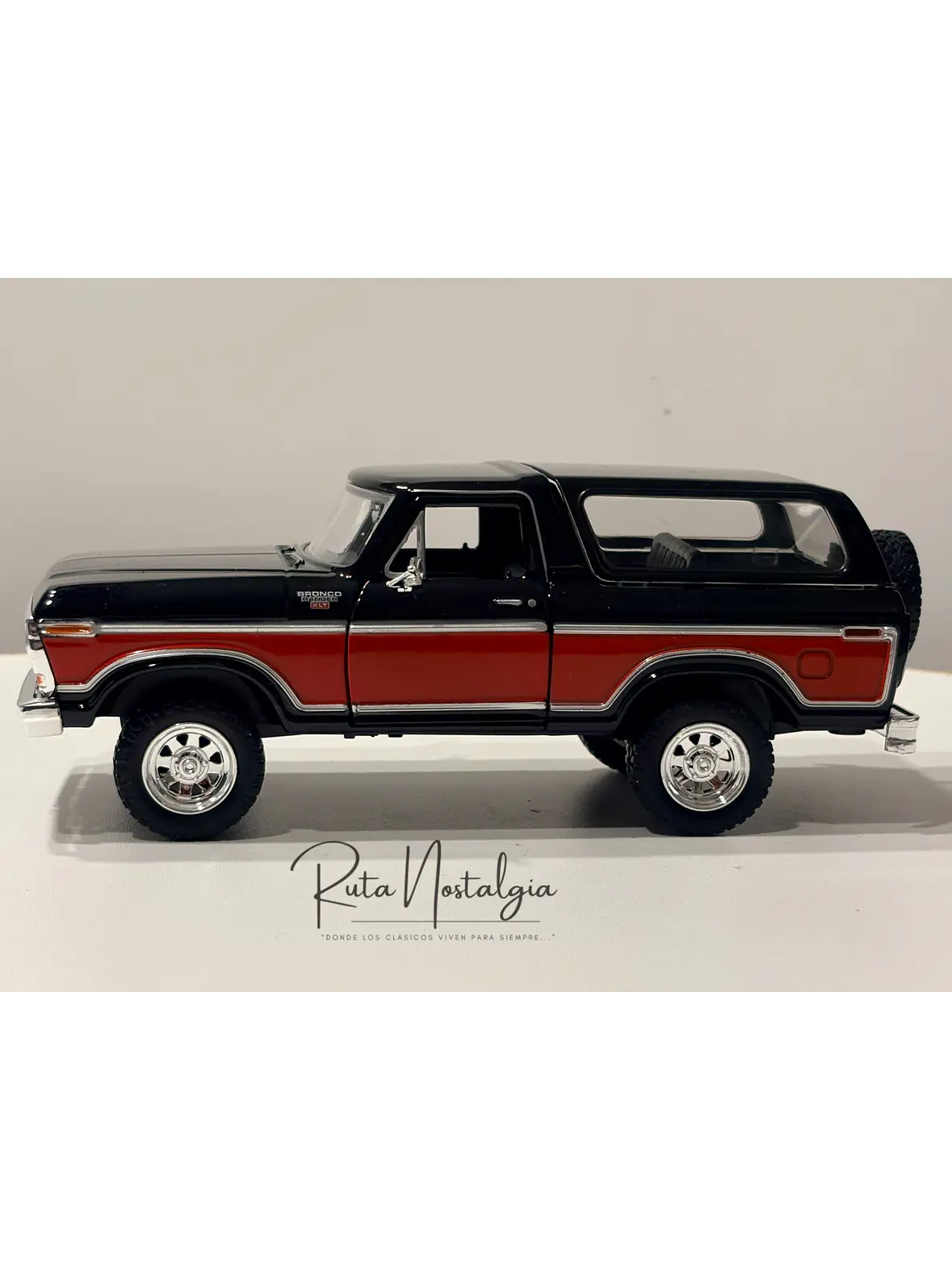 Ford Bronco Ranger XLT 1978 Motormax 1:24 Negro/Rojo | 4x4 Clásico Americano de Colección en Chile 7