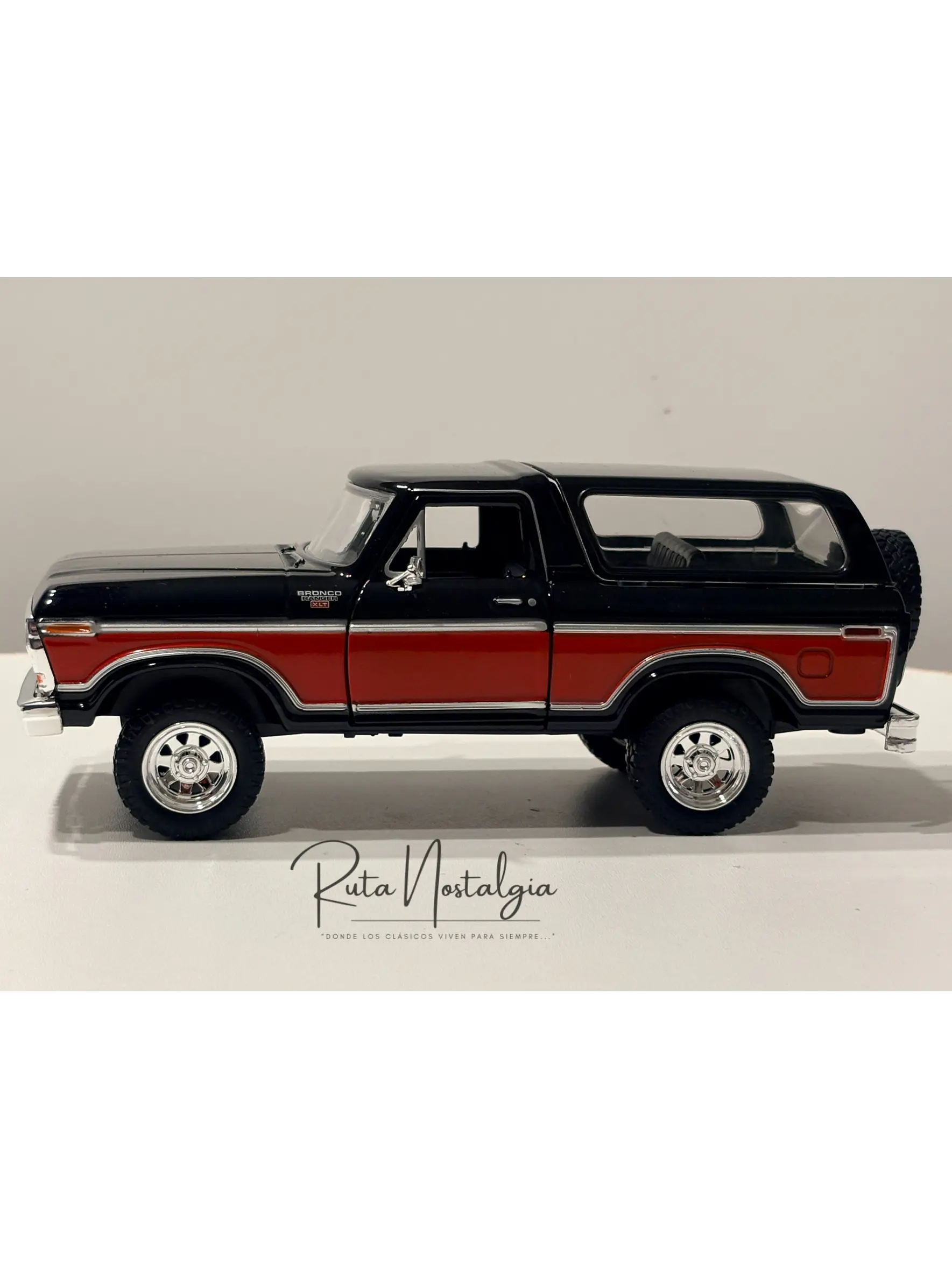 Ford Bronco Ranger XLT 1978 Motormax 1:24 Negro/Rojo | 4x4 Clásico Americano de Colección en Chile 7