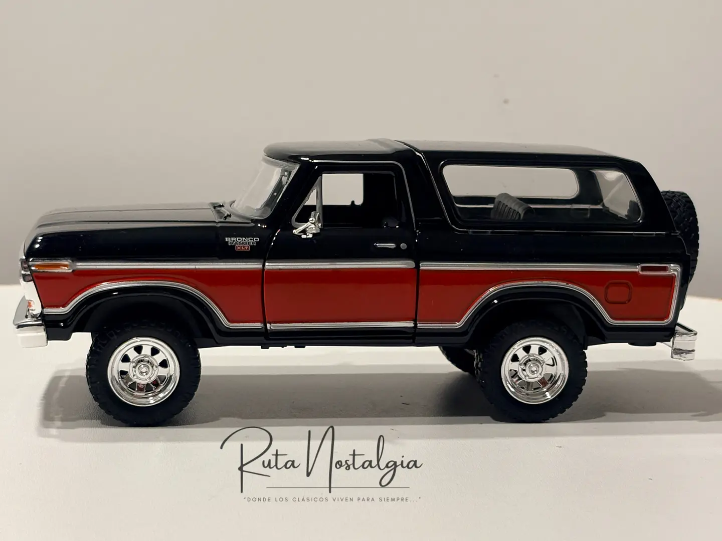 Ford Bronco Ranger XLT 1978 Motormax 1:24 Negro/Rojo | 4x4 Clásico Americano de Colección en Chile 7