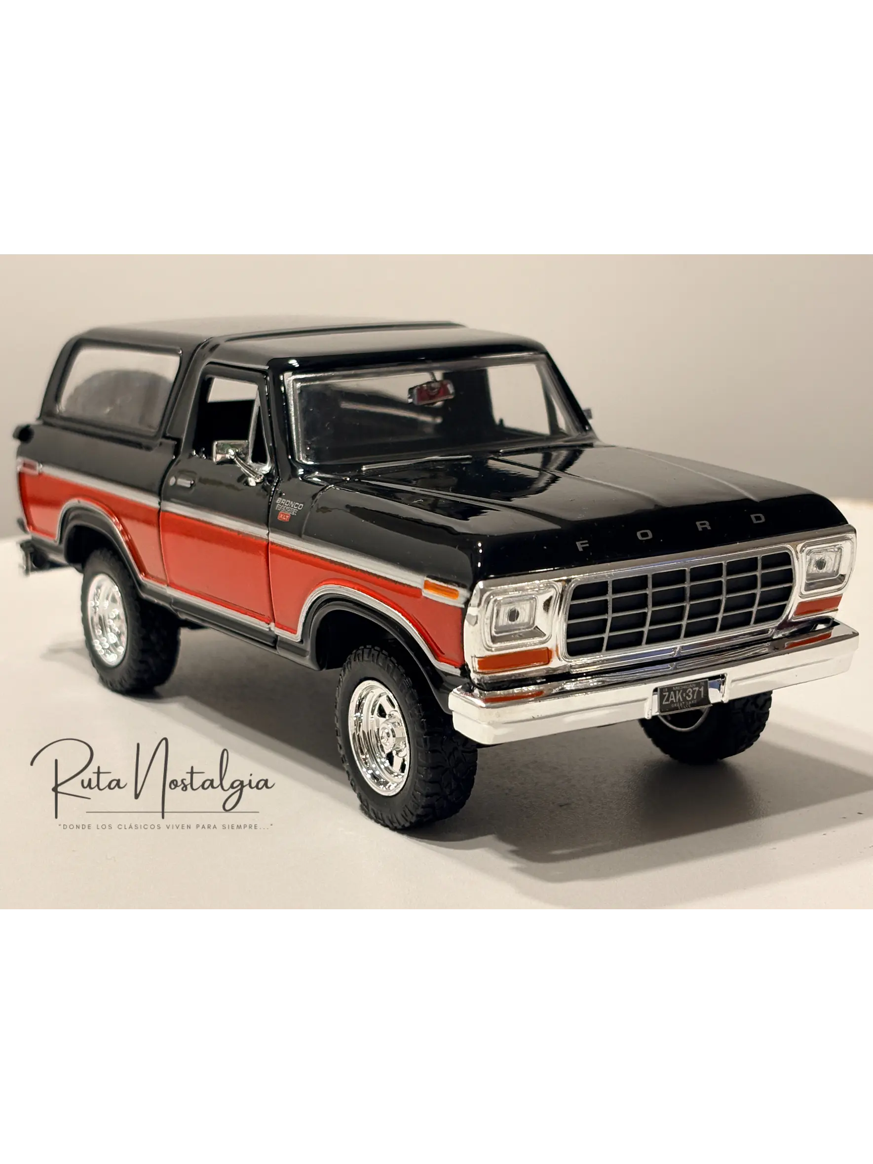 Ford Bronco Ranger XLT 1978 Motormax 1:24 Negro/Rojo | 4x4 Clásico Americano de Colección en Chile 8