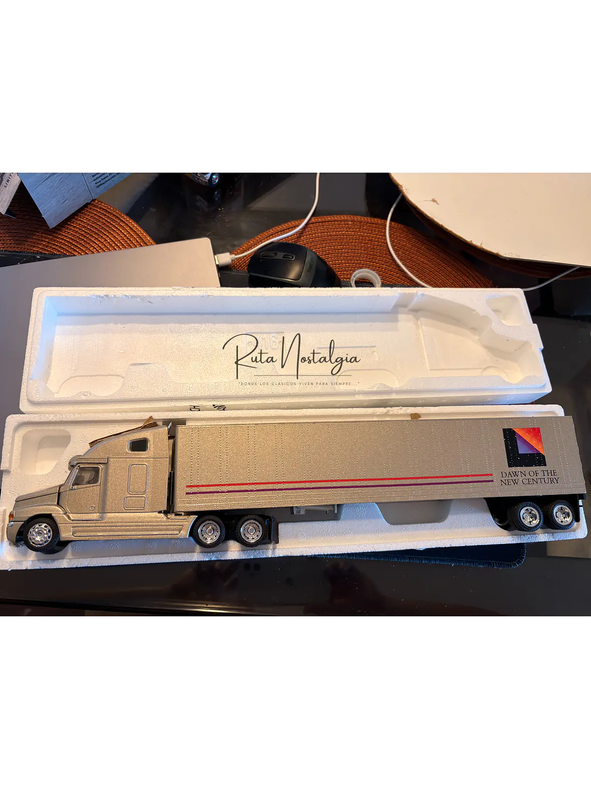 Freightliner Century Class S/T con Semirremolque NZG 416 1:43 | Camión Americano de Colección en Chile 7