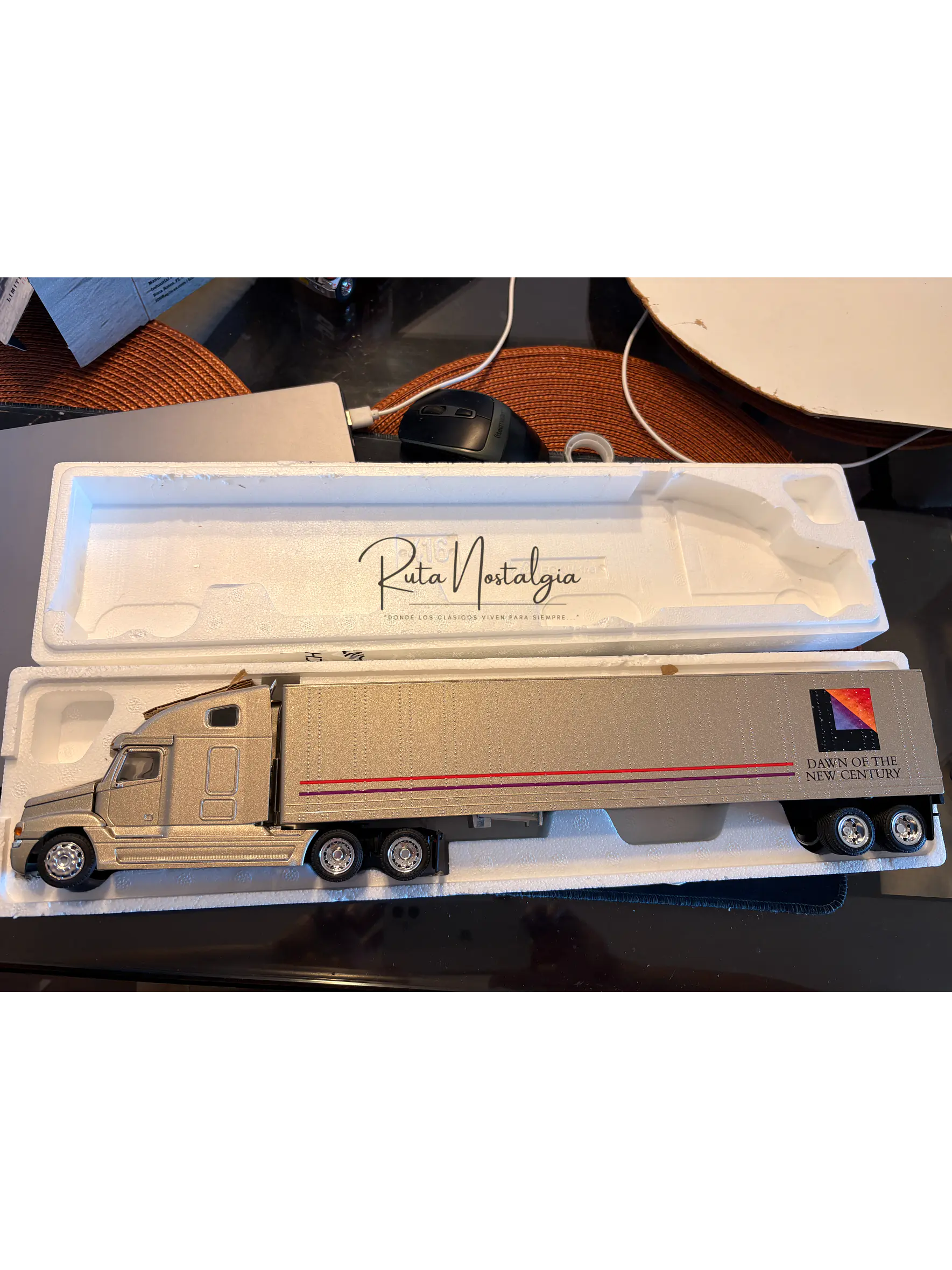 Freightliner Century Class S/T con Semirremolque NZG 416 1:43 | Camión Americano de Colección en Chile 7