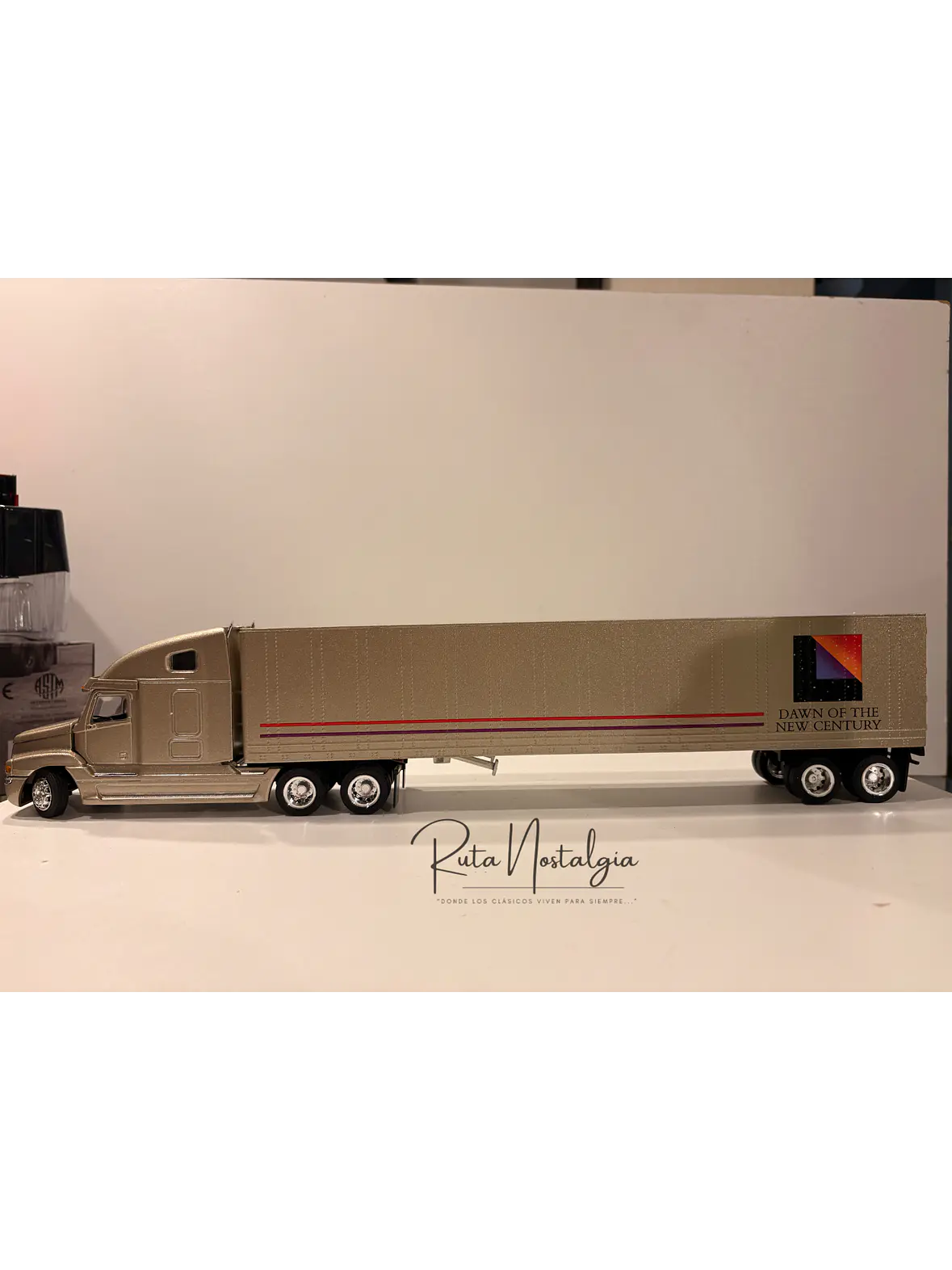 Freightliner Century Class S/T con Semirremolque NZG 416 1:43 | Camión Americano de Colección en Chile 3